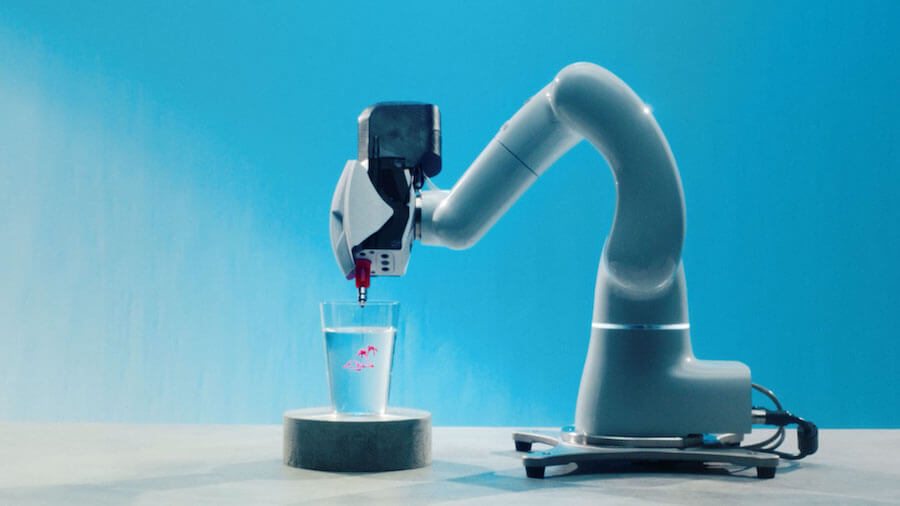 「LiDR」で飲料に3Dパターンを描画する様子　出典：サントリー